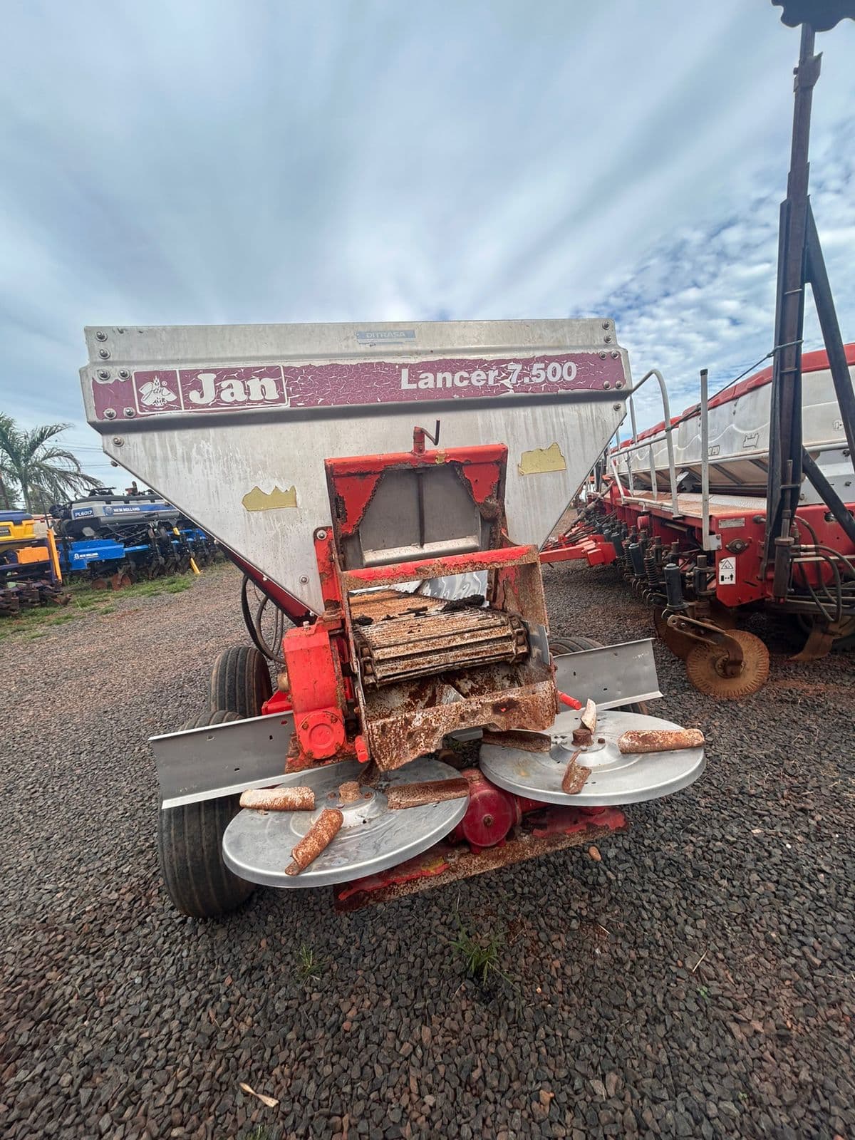Distribuidor de Sólidos Lancer 7500 - 1